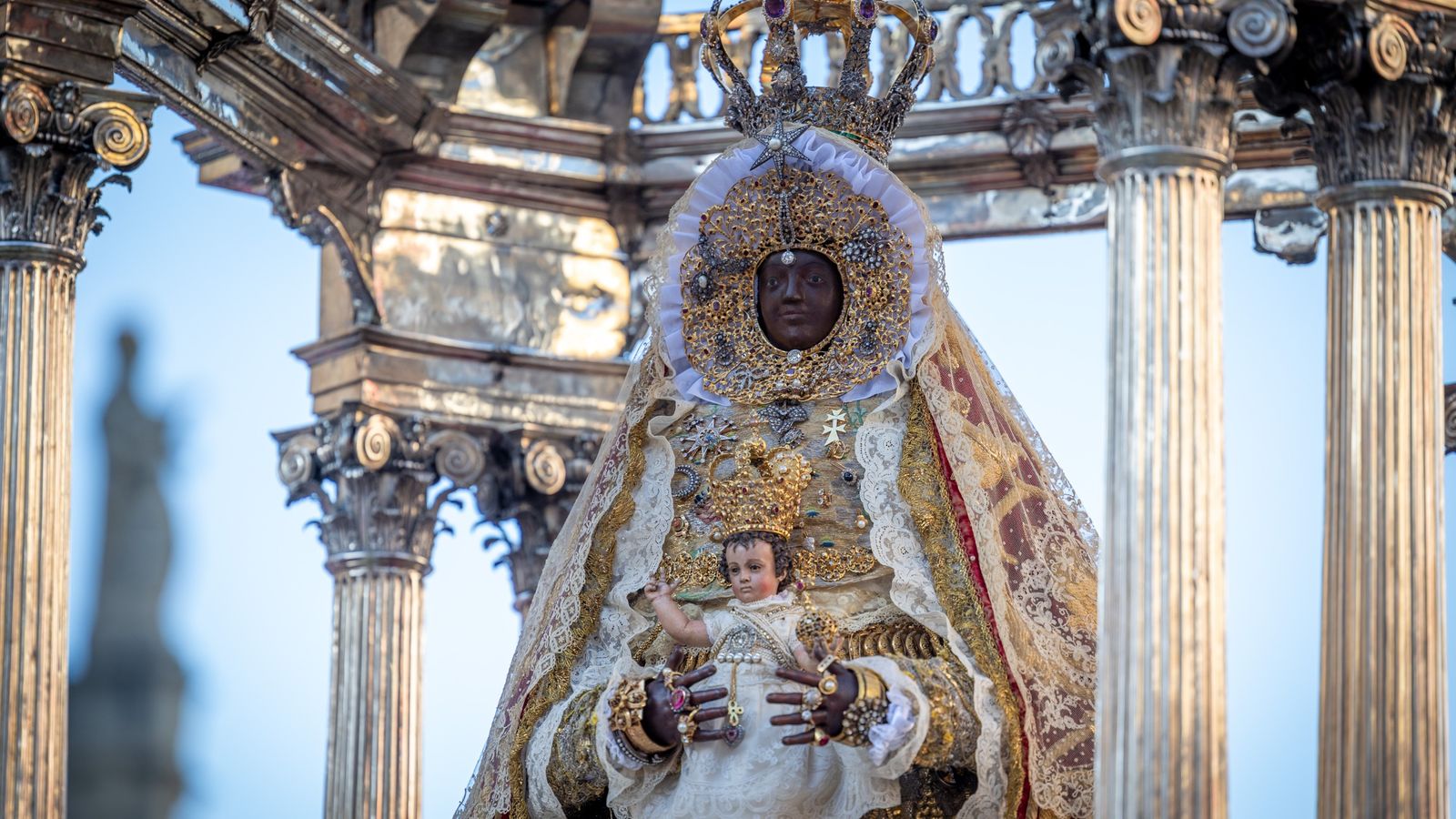La imagen de la Virgen con el Niño acaba de ser restaurada.
