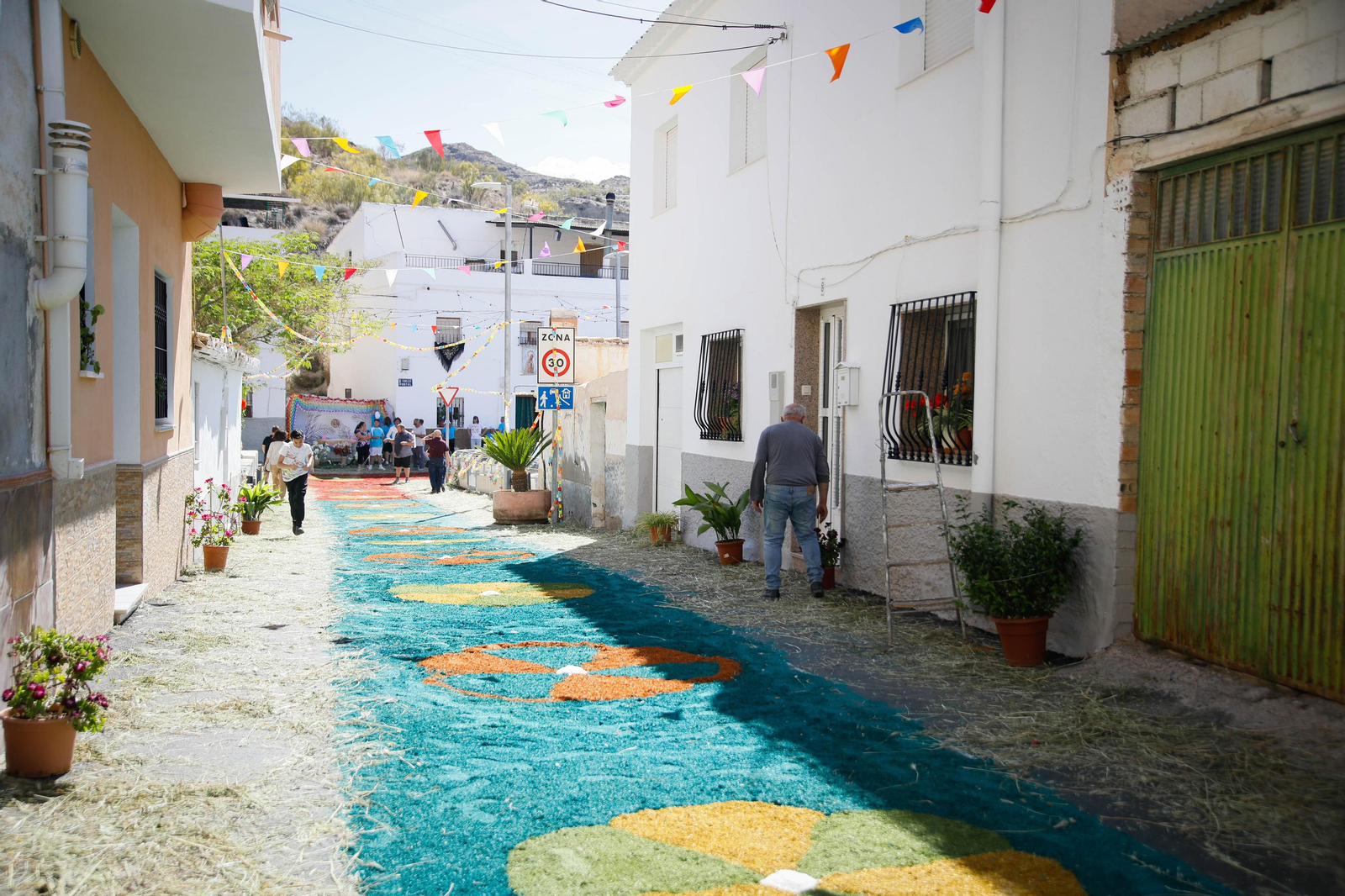 Así es la gran alfombra de serrín para que levite la Virgen de Fátima de Tíjola