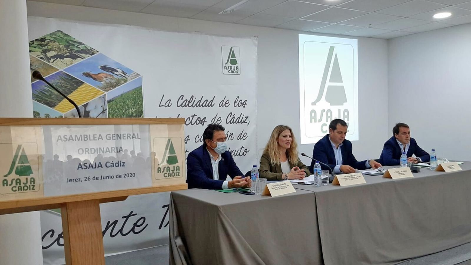 Ana Mestre, junto a los dirigentes de Asaja este viernes.