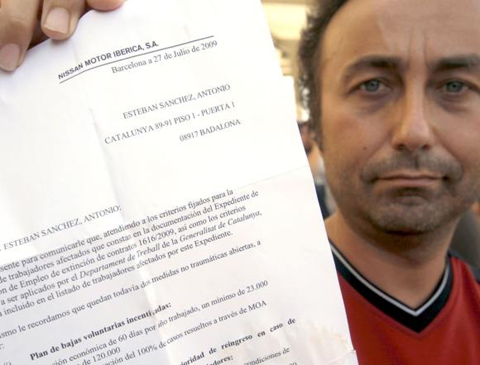 Unos 300 trabajadores de Nissan protestan ante la factoría por el ERE