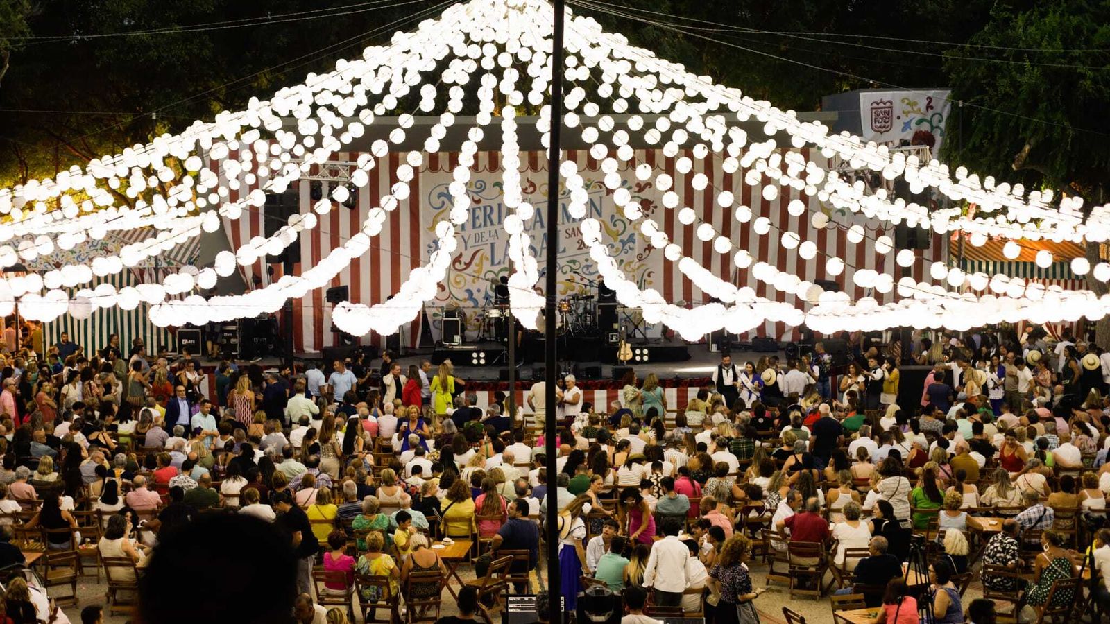 Numeroso público en la inauguración de la Feria del Carmen.