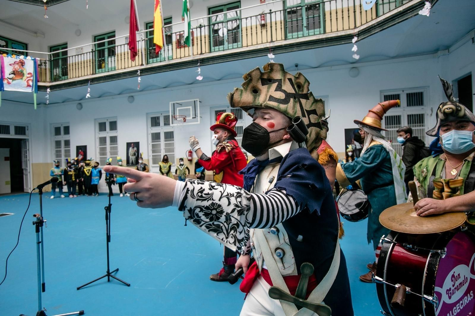 Carnaval de Cádiz: Homenaje a Manolo Santander en el colegio público San Felipe