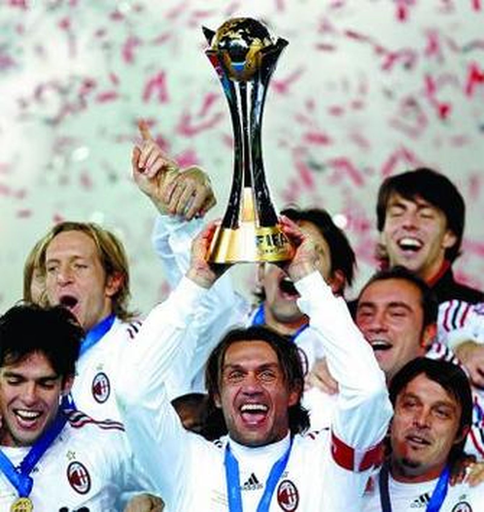 El 'eterno' Paolo Maldini levanta el trofeo.