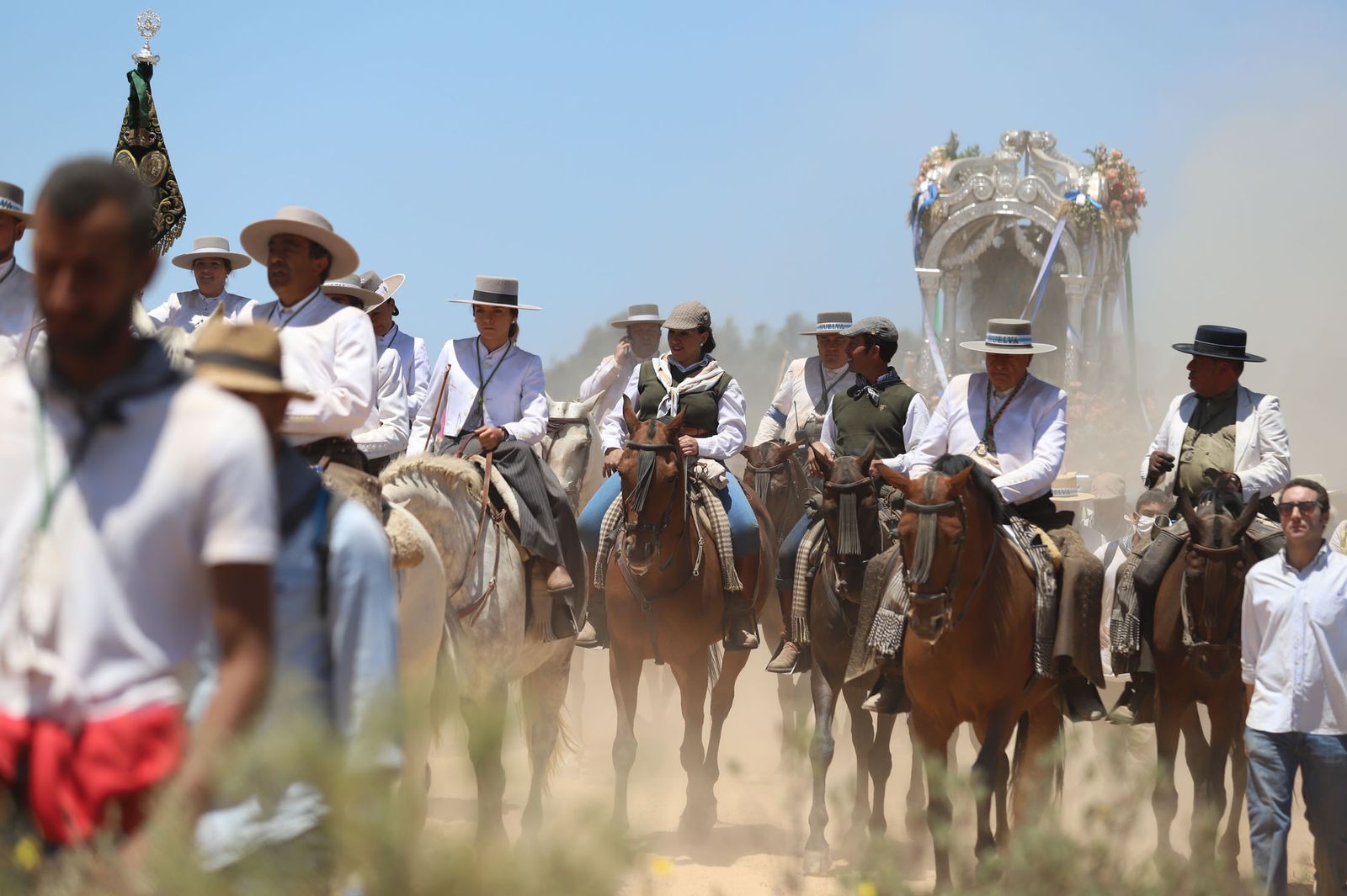 Imágenes de la Hermandad del Rocío de Huelva en el camino