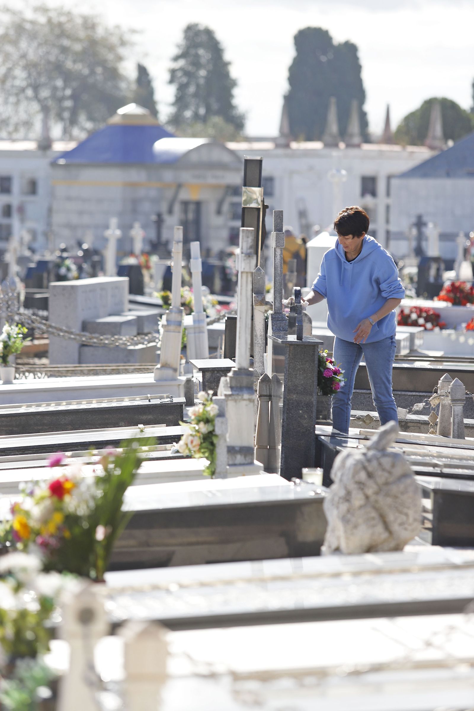 Imágenes del Día de Todos los Santos en el cementerio de la Soledad de Huelva