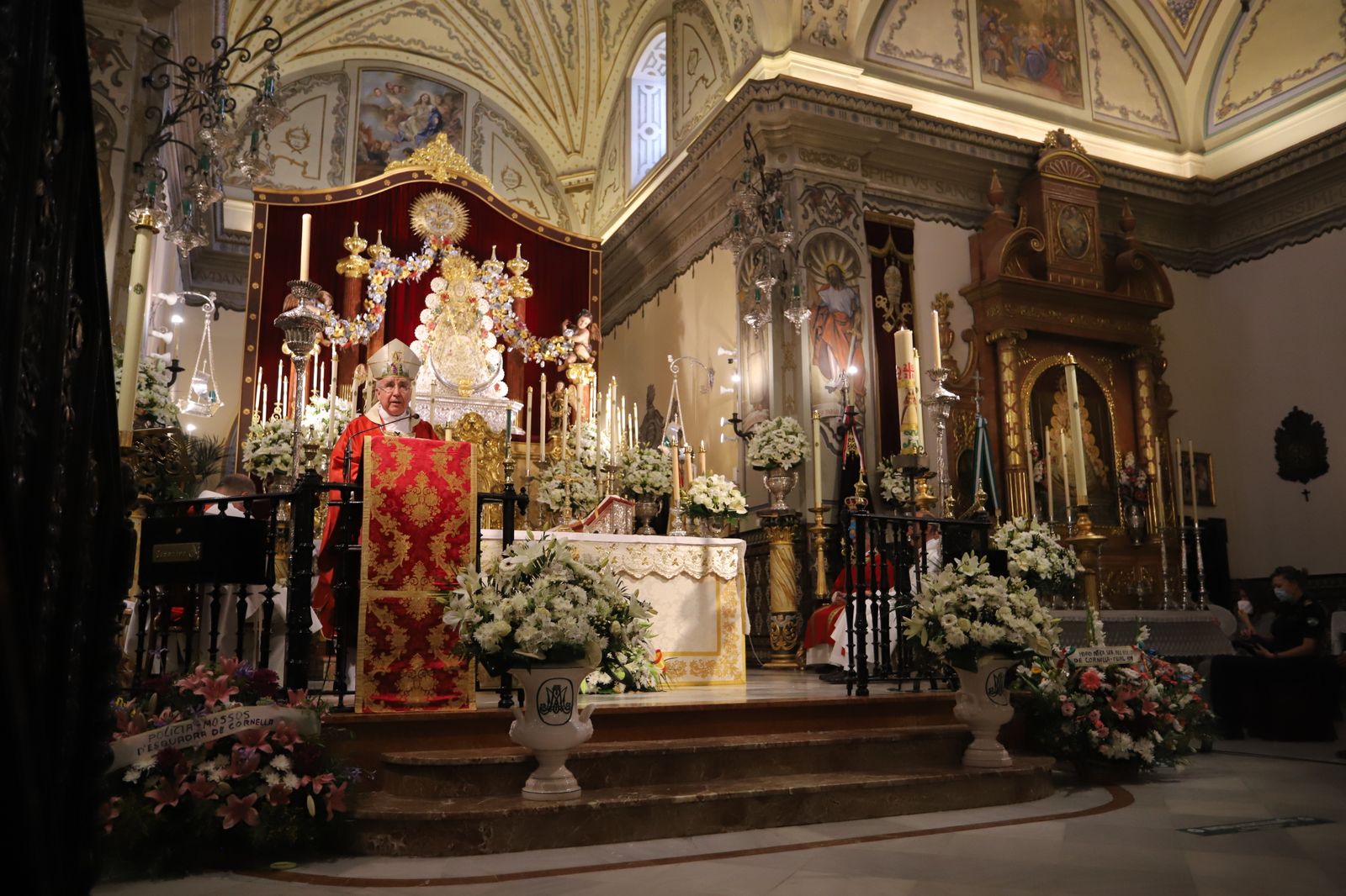 Imágenes de la misa de Pentecostés atípica y a puerta cerrada por el coronavirus, en la parroquia de la Asunción de Almonte