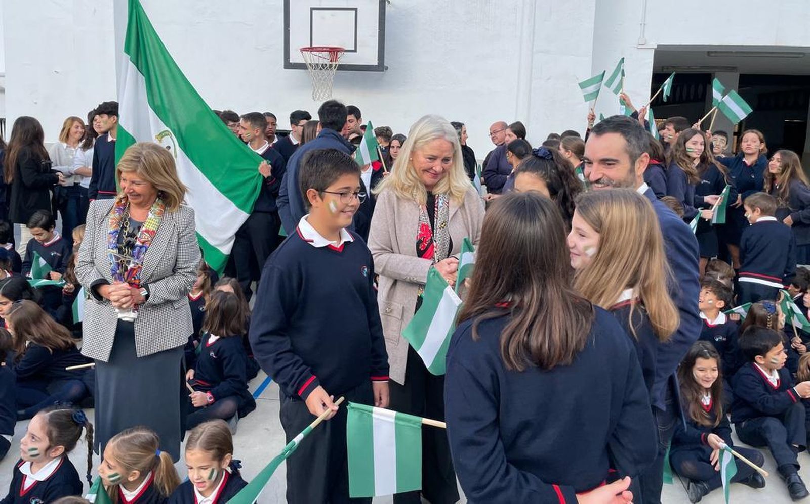 Las delegadas, junto al director del centro y un grupo de estudiantes.
