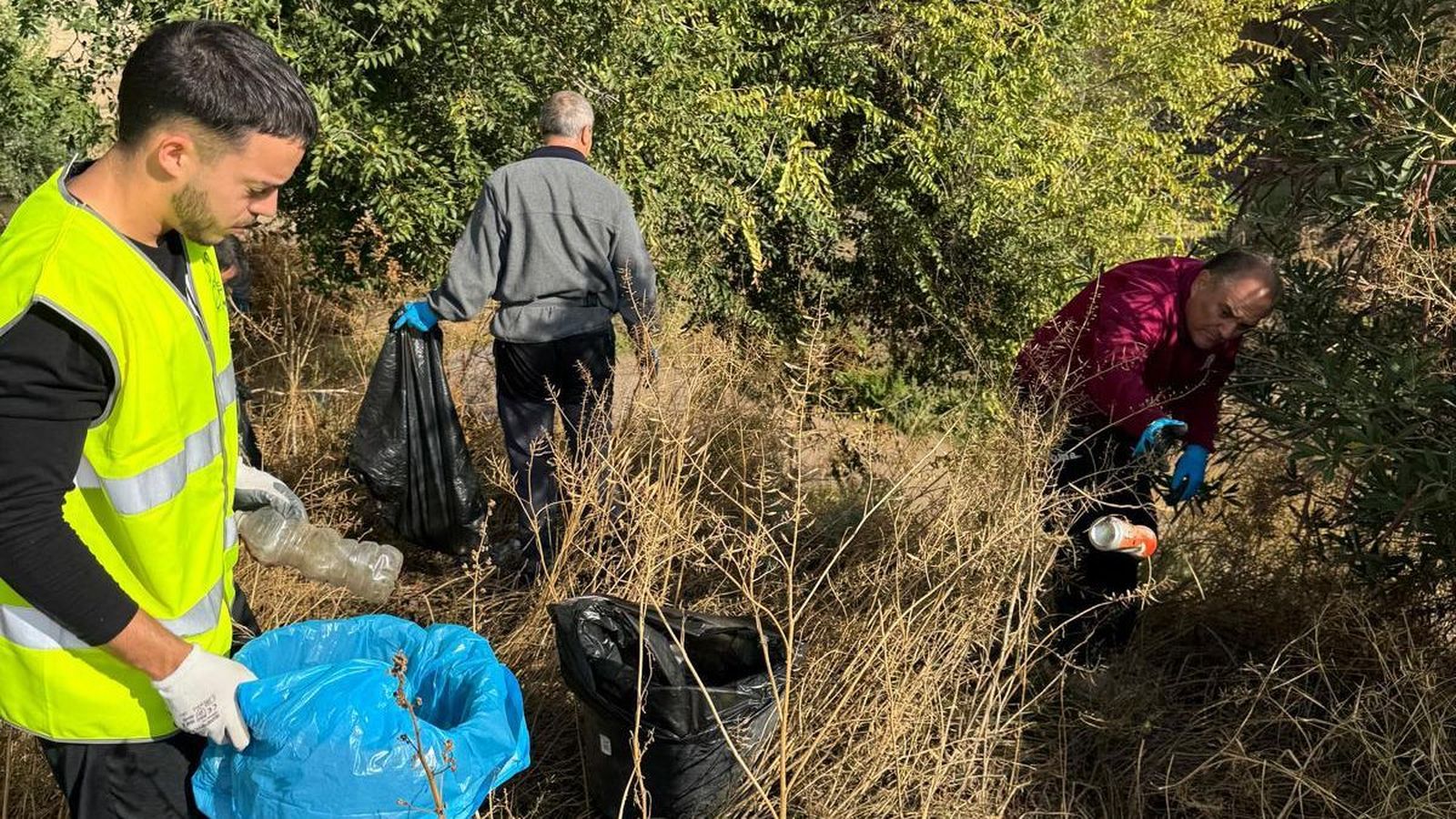 Jornada de limpieza en la ribera del río Genil