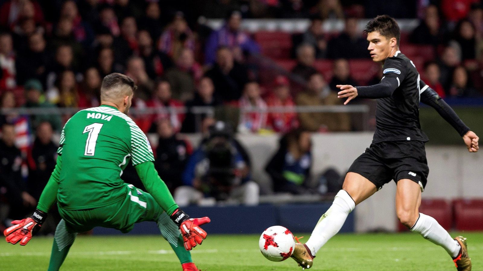 Correa tira a puerta ante Moyá