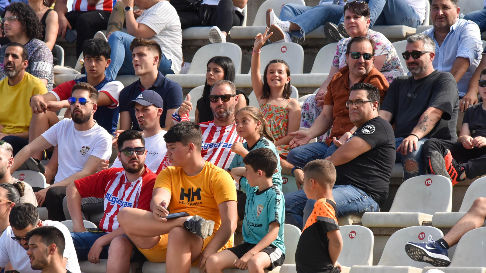 Fotos de la afición durante el Algeciras CF - AD Merída en el estadio municipal de Algeciras
