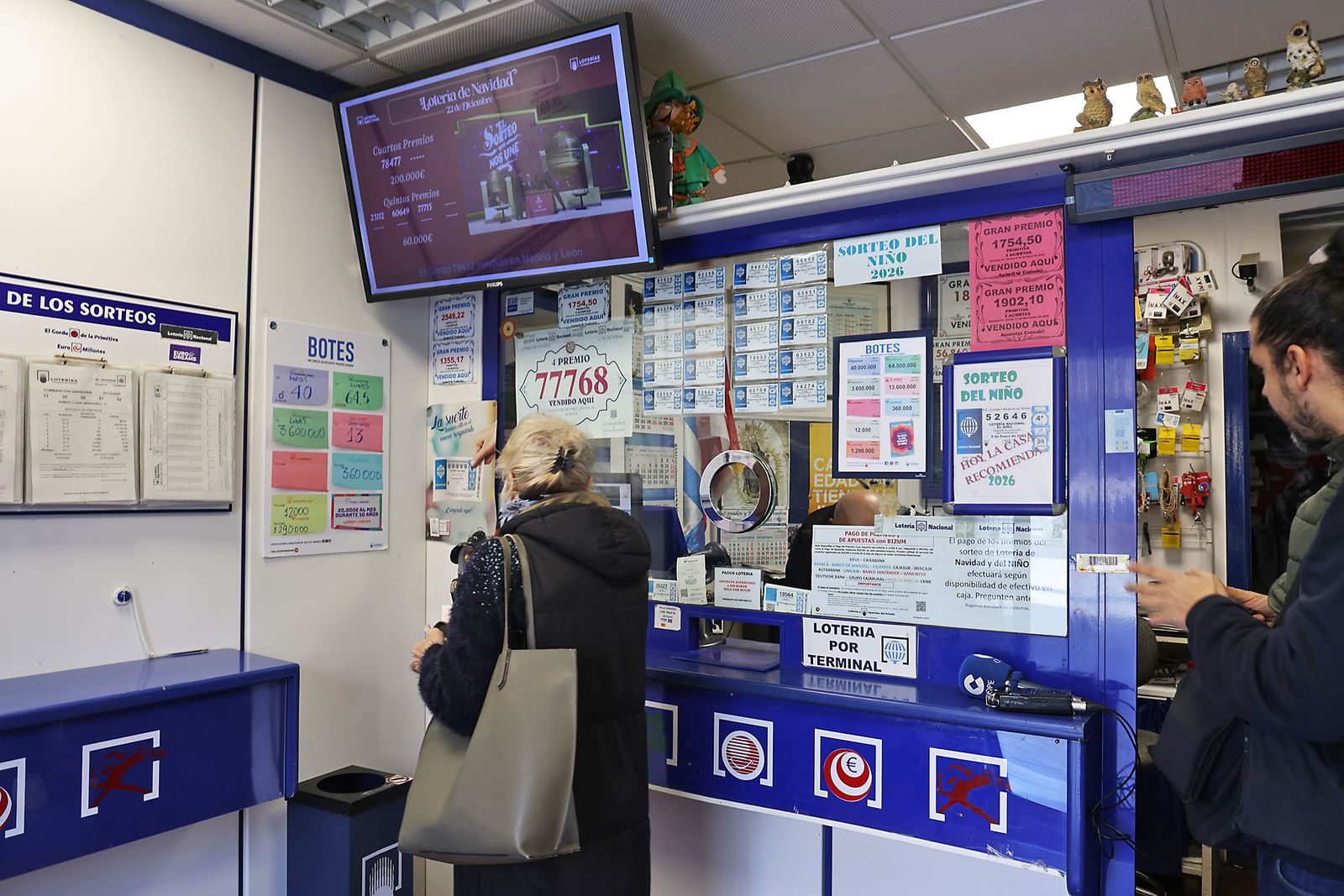 La Loteria de Navidad reparte premios en Huelva (1)