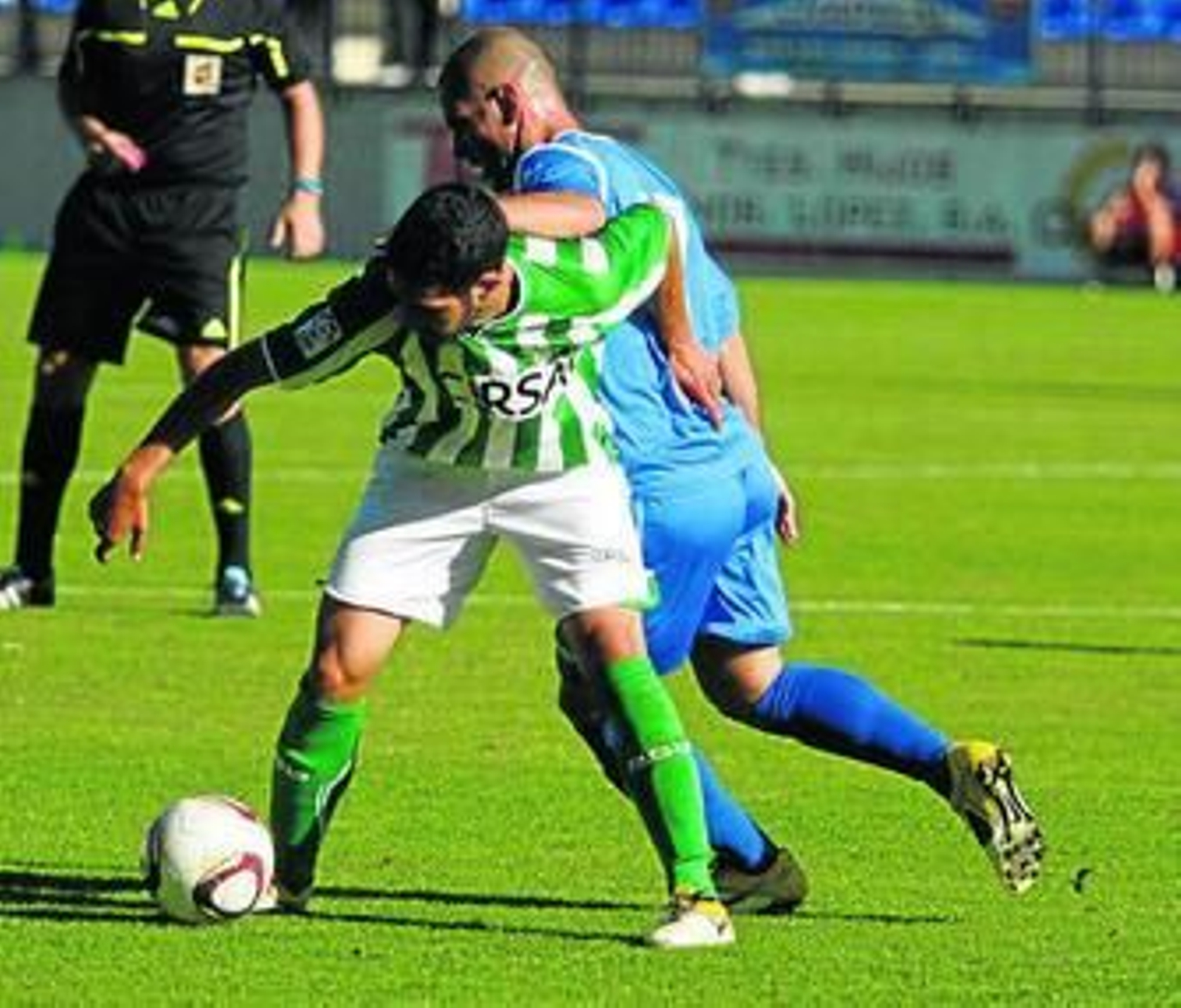 Carlos García protege el balón ante un contrario.