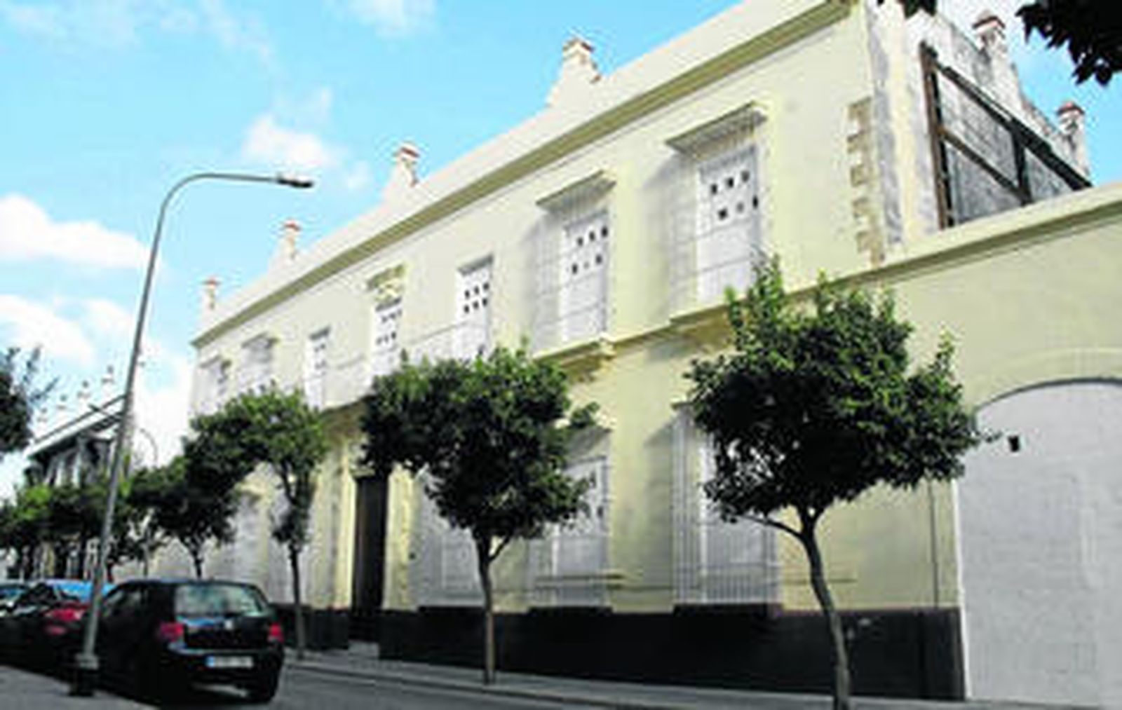 Una imagen de la fachada del Palacio Winthuyssen, en la calle Larga, que ha sido al fin reparada tras un largo proceso de reclamaciones.