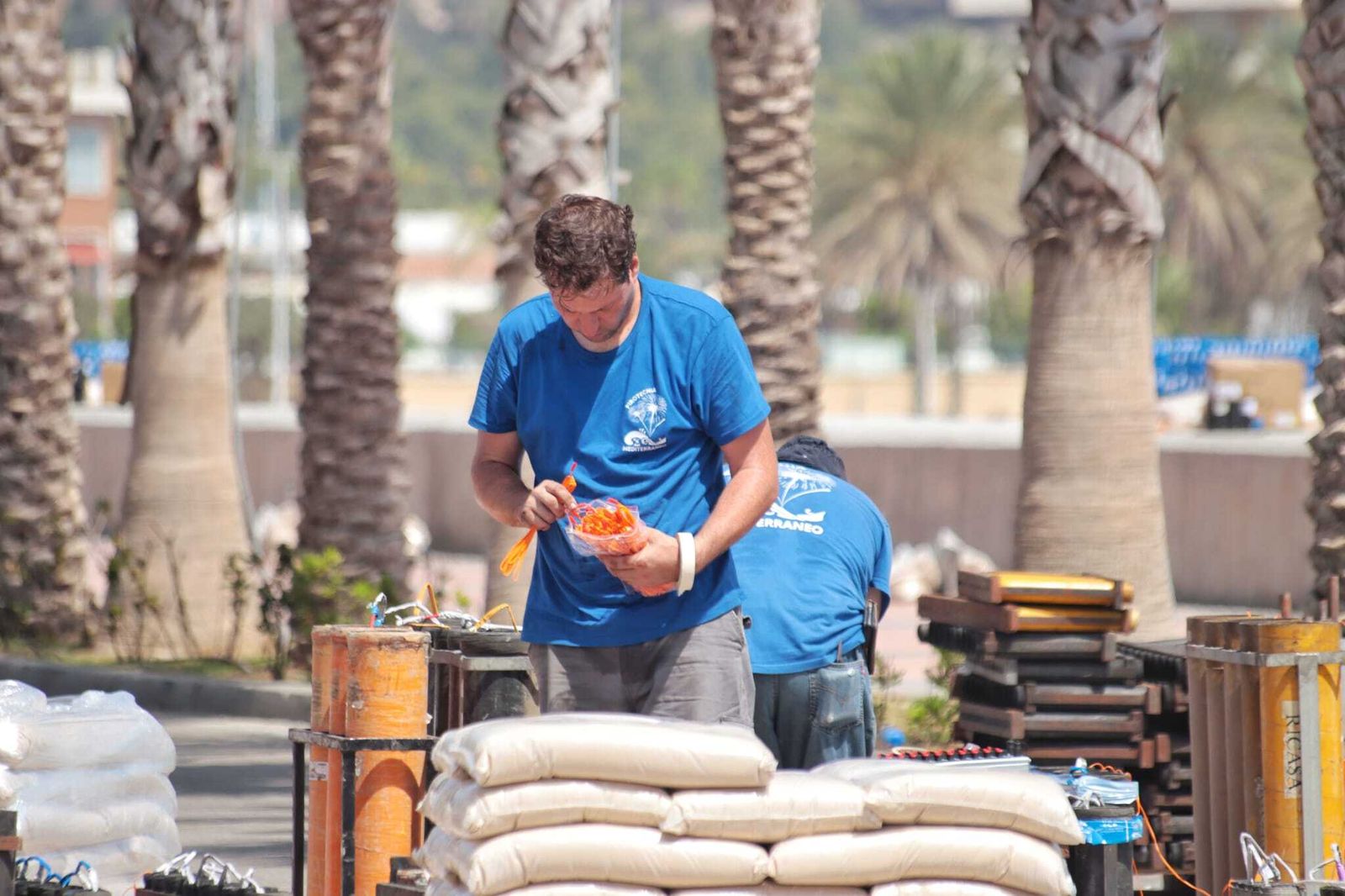 La instalación de los fuegos y drones para arrancar la Feria, en fotos