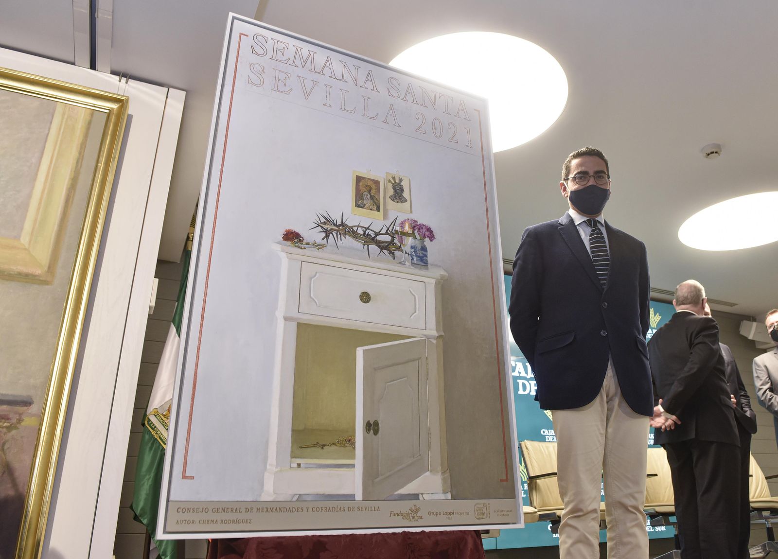 El cartel de la Semana Santa de 2021 y su autor, Chema Rodríguez.