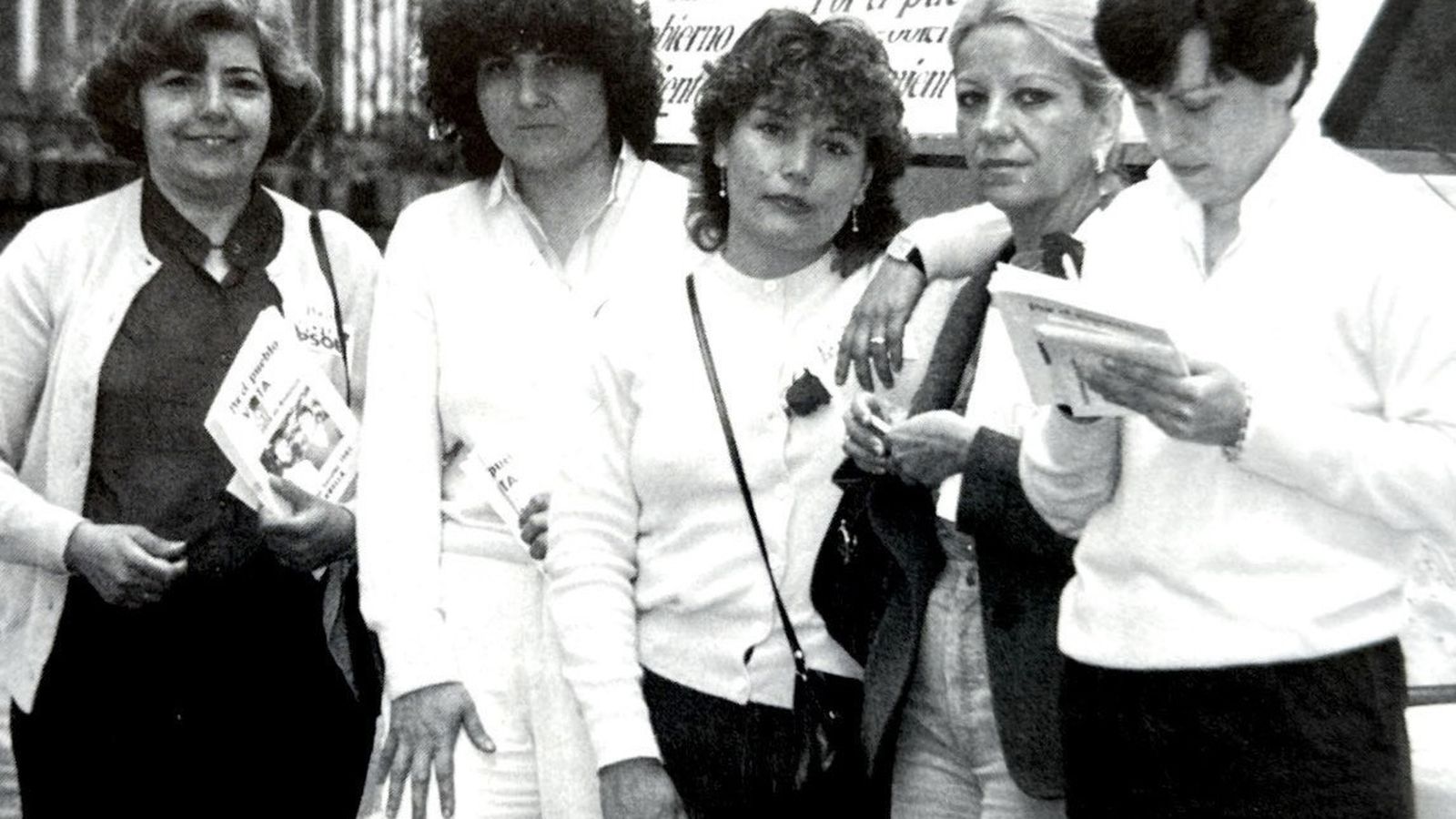 Las concejalas del PSOE Marina Torres (1 I.) y Pepi Romero (1 D.) en una imagen de archivo.