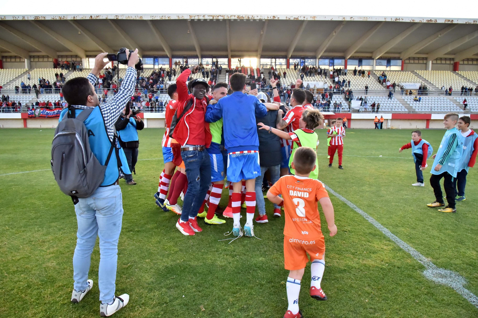 Los jugadores locales celebran el triunfo.