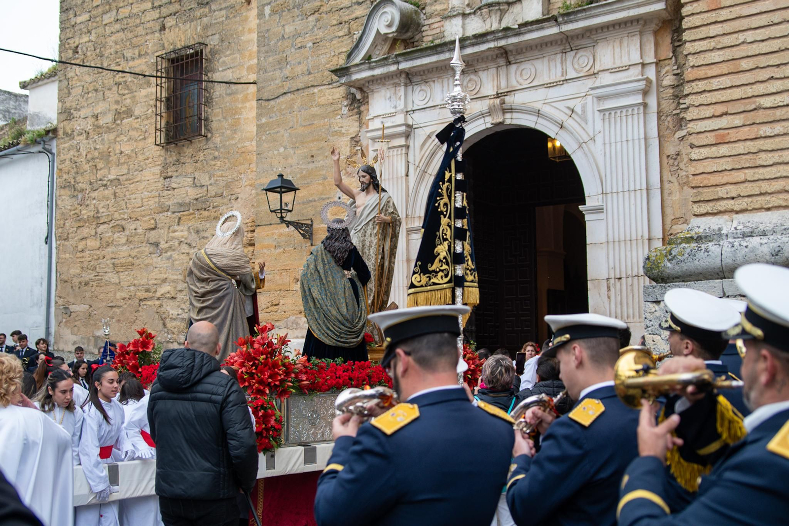 La procesión del Resucitado de Montilla y la Virgen de la Paz, en imágenes