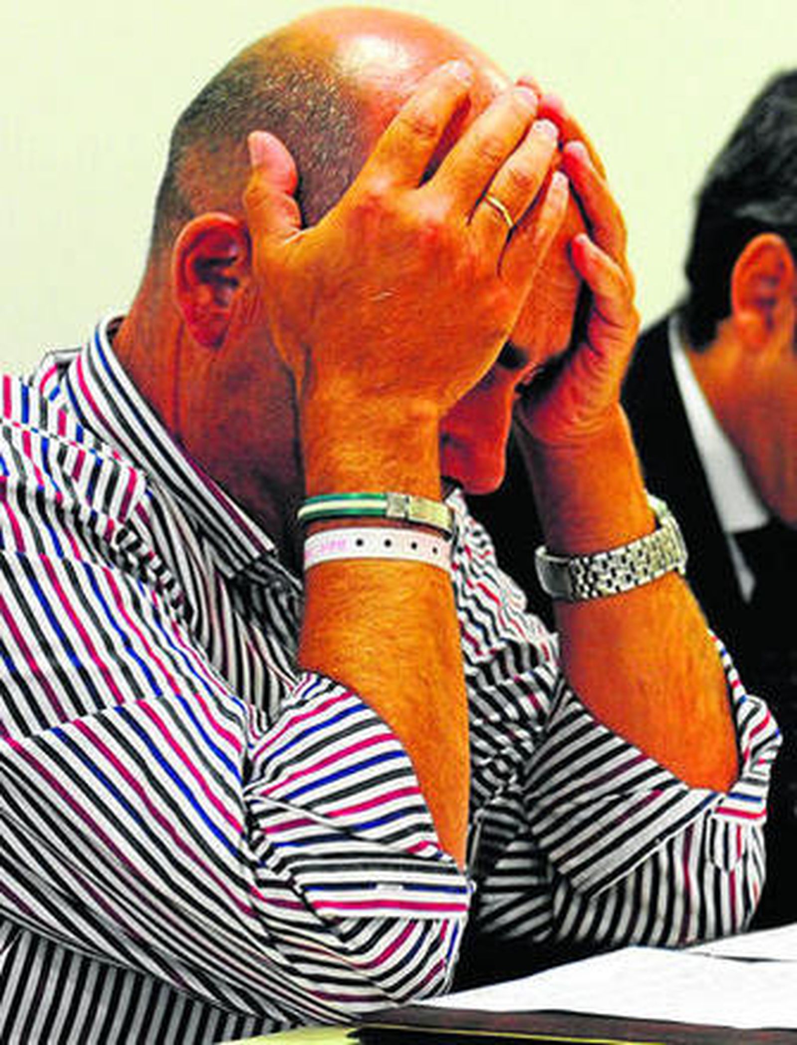 El ex alcalde, Manuel María de Bernardo, resistió ayer estoicamente el debate en el que, por enésima vez, se pedía su cabeza en el pleno a causa del espinoso tema del robo de la caja. Fue un momento duro para el PA.