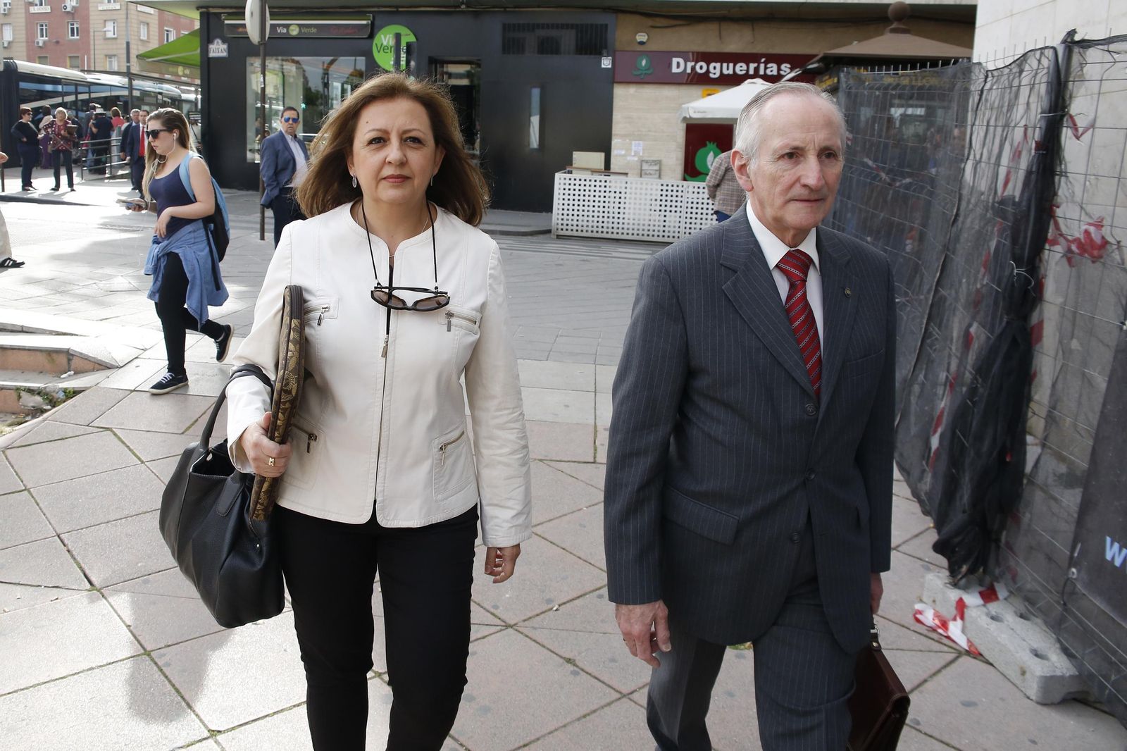 María del Mar Villafranca y su abogado, a la llegada al complejo administrativo de la Caleta para prestar declaración por el caso Audioguías.