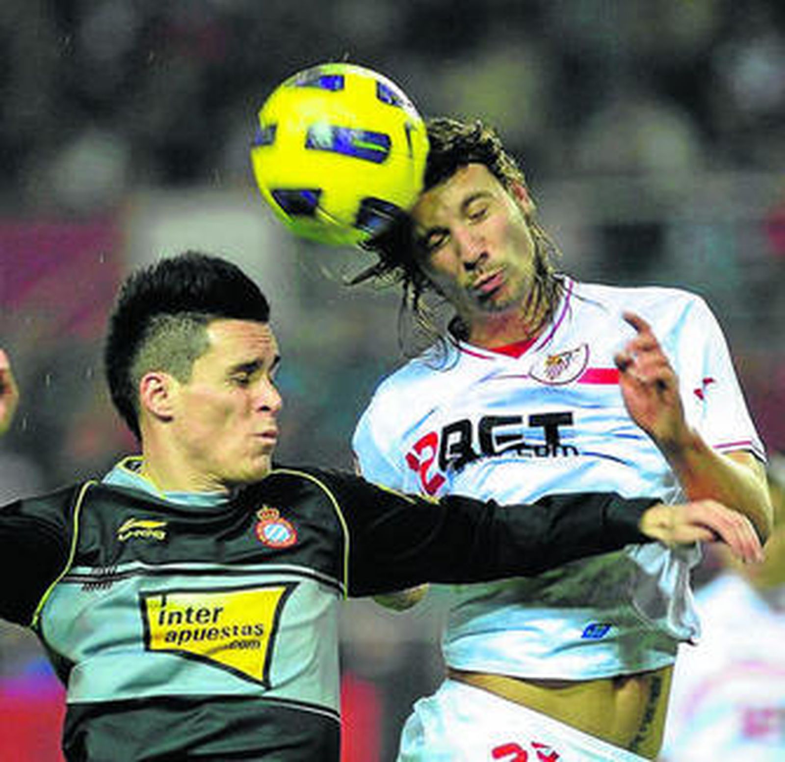 Alexis despeja de cabeza ante Callejón, ayer.