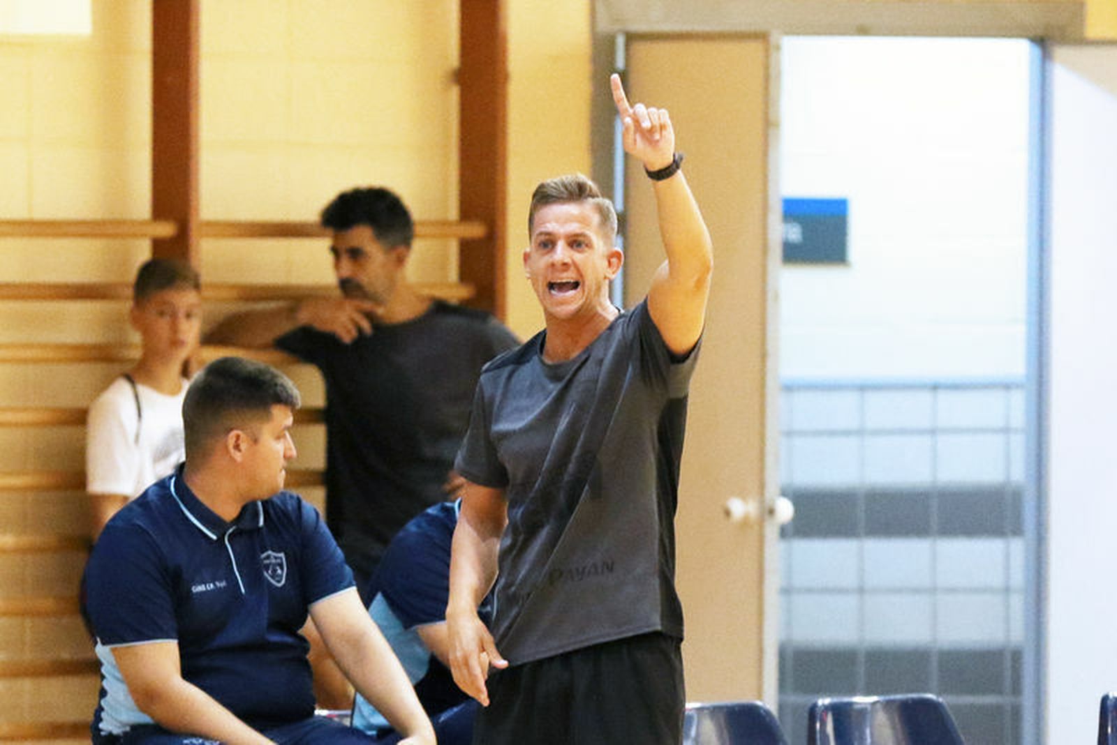 Nacho Juncal, técnico del cuadro amarillo, da indicaciones.