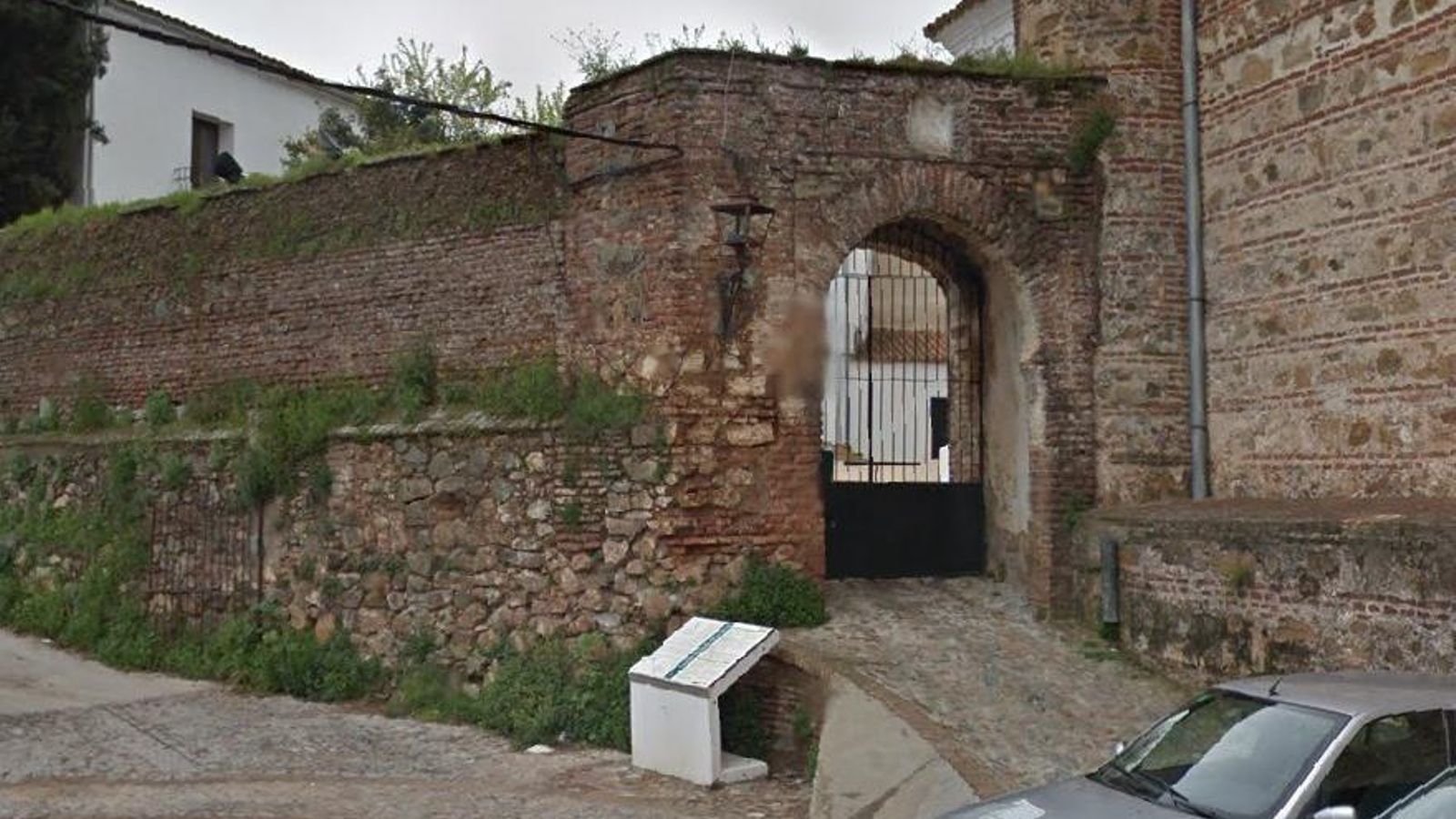 Los pocos restos que quedan del castillo de Cazalla de la Sierra