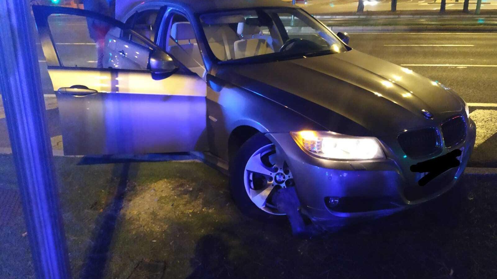 El BMW 320 en el que trataron de huir los detenidos.
