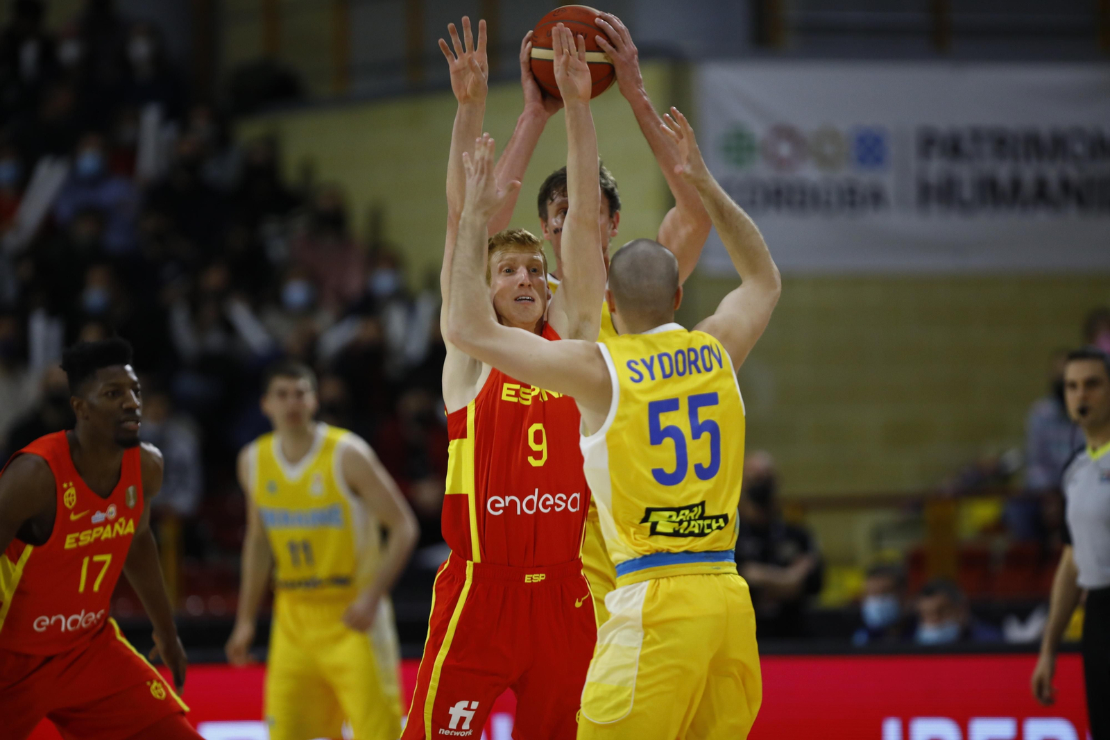 Las imágenes del emotivo encuentro entre España y Ucrania en Córdoba