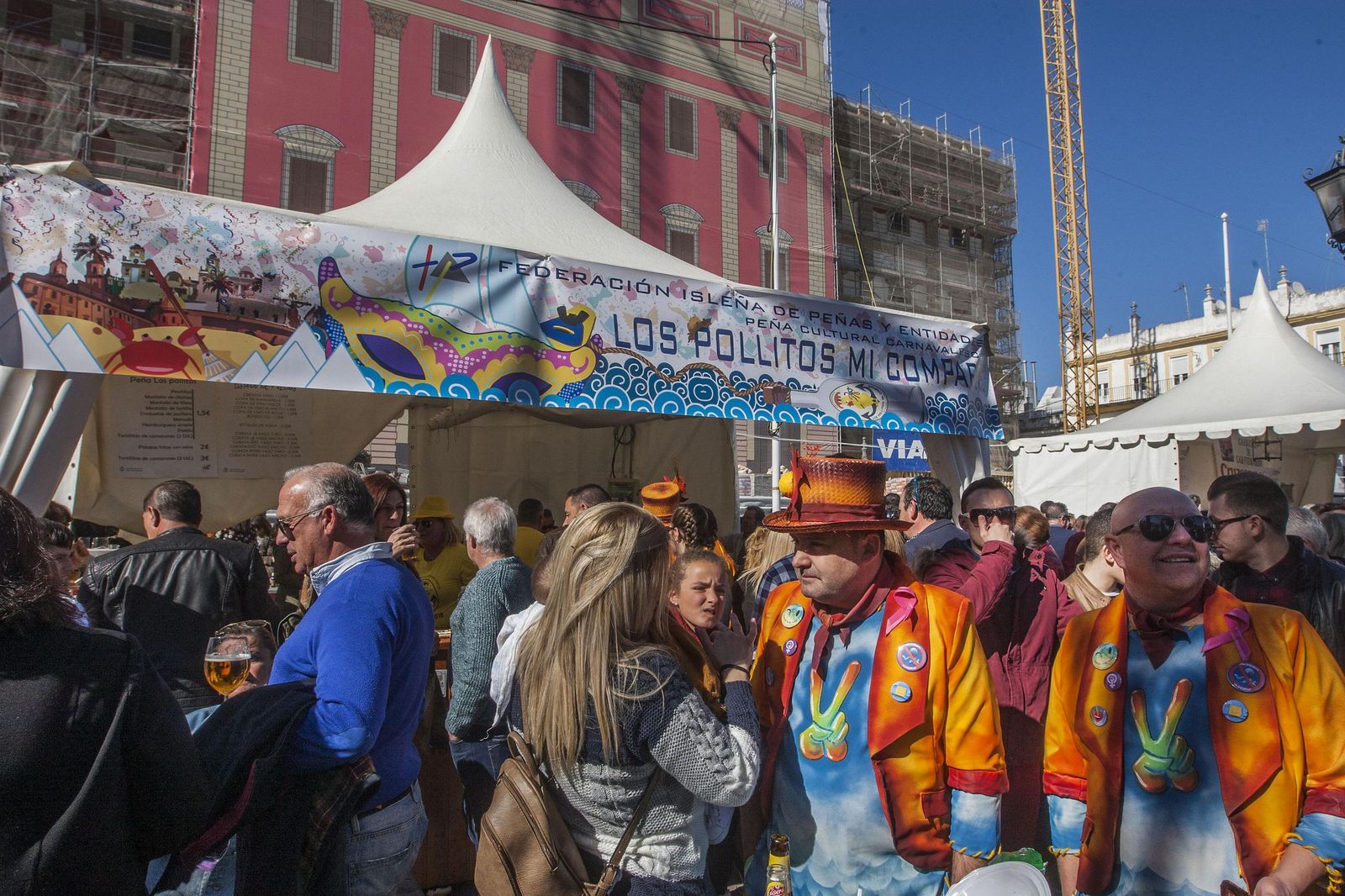 Carnaval de 2018 en San Fernando. Obsérvese junto a las carpas de las peñas en la plaza del Rey al Ayuntamiento en obras
