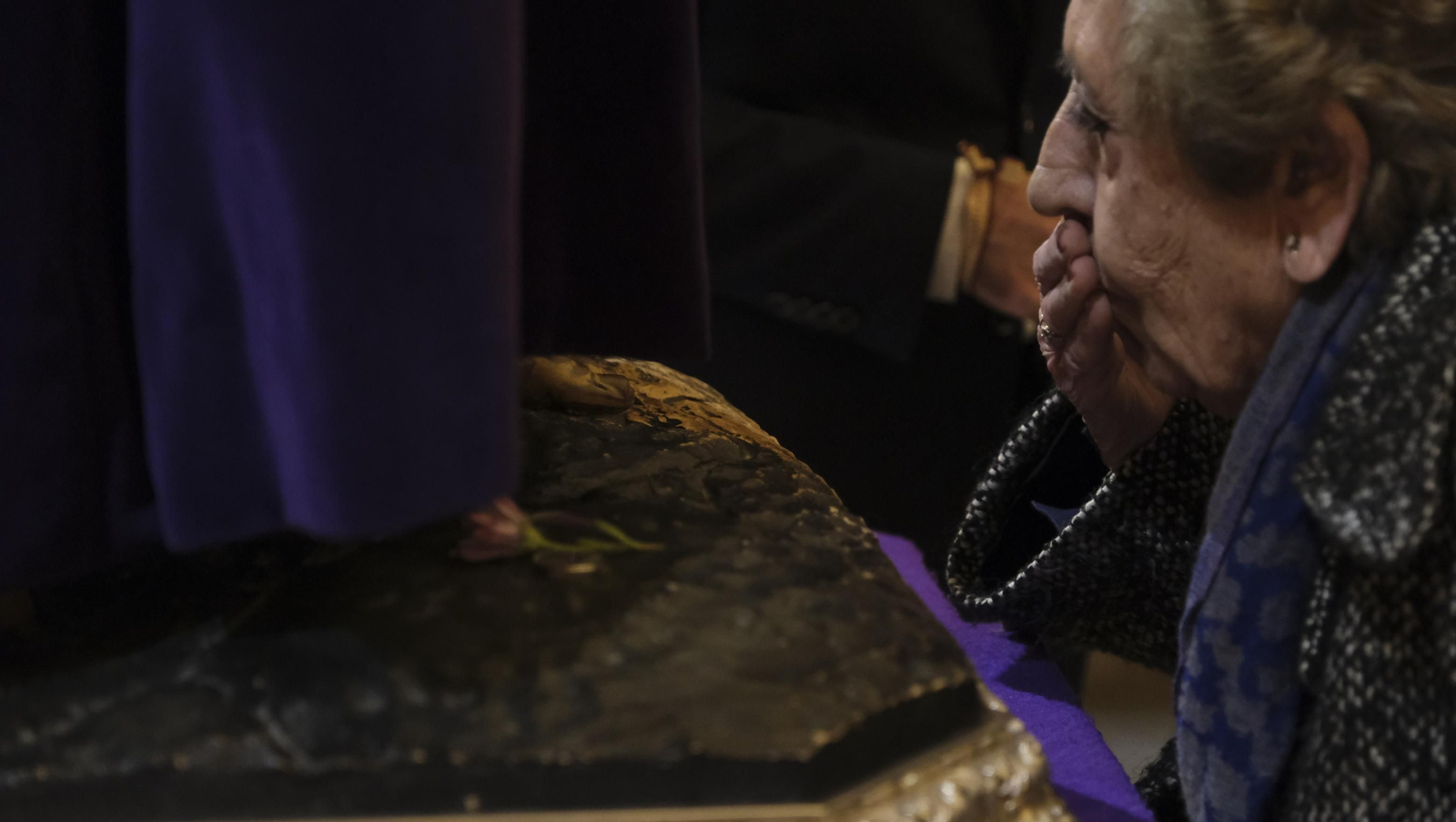 Imágenes del multitudinario besapiés del Cristo de Medinaceli en la Catedral de Almería