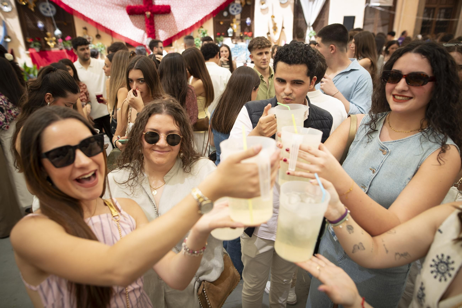 Las mejores imágenes del inicio de las Cruces en Granada