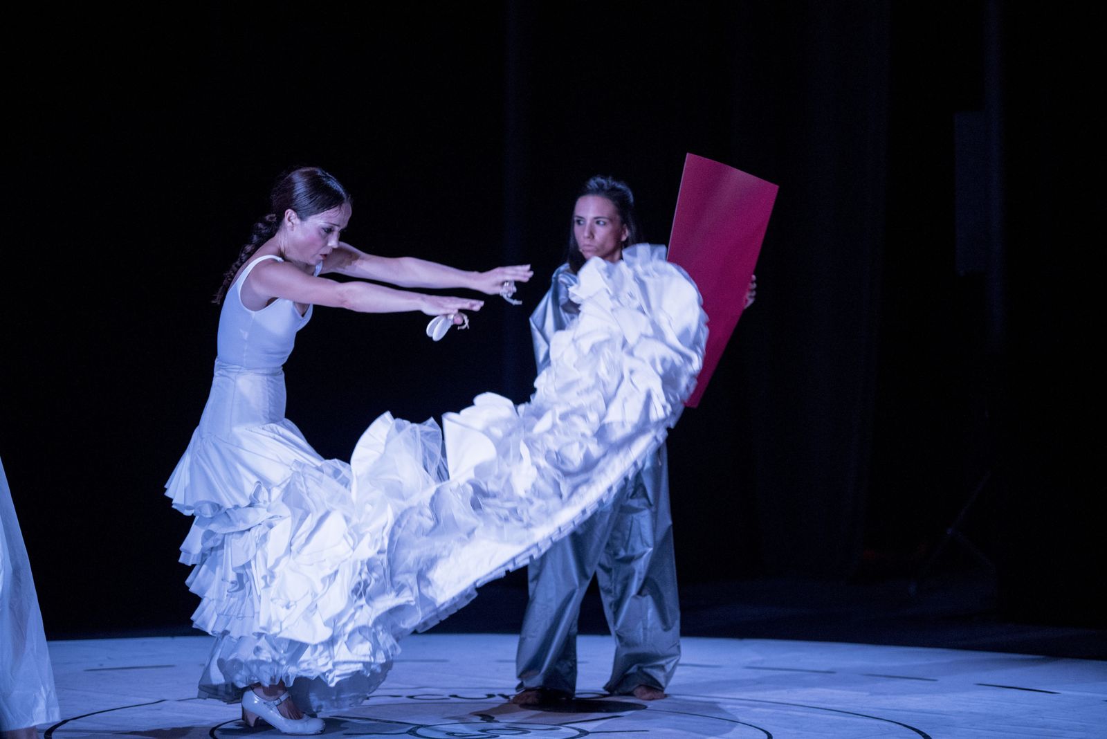 Olga Pericet con bata de cola y castañuelas en un momento de la pieza.