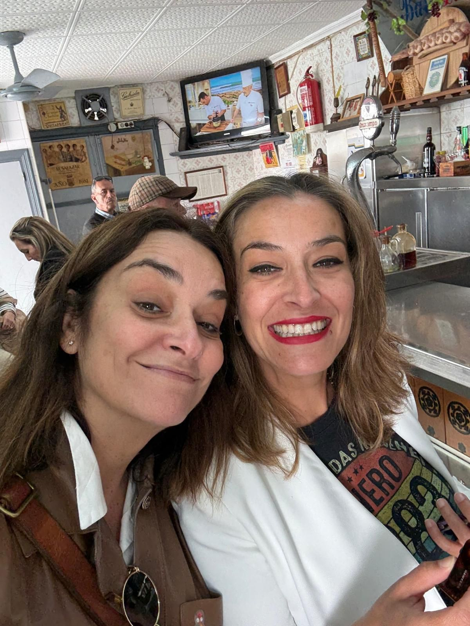 Toñi Moreno con su hermana en Los Aparceros, ubicada en el Barrio Alto de Sanlúcar.