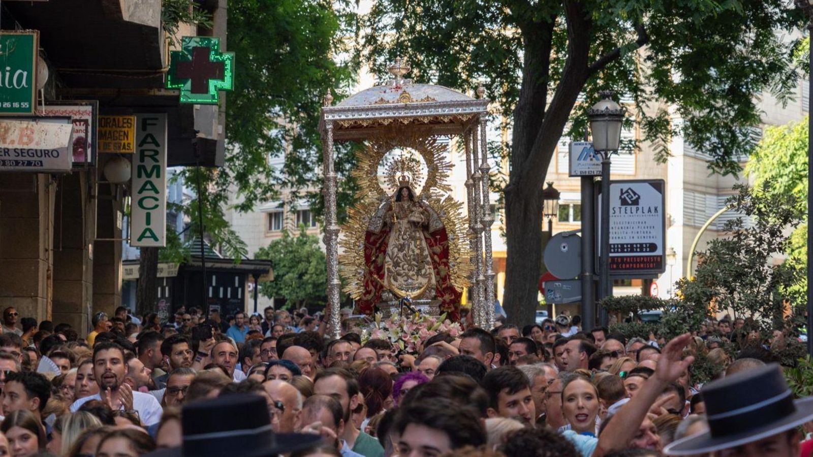 La Virgen de Montemayor acompañada por cientos de devotos