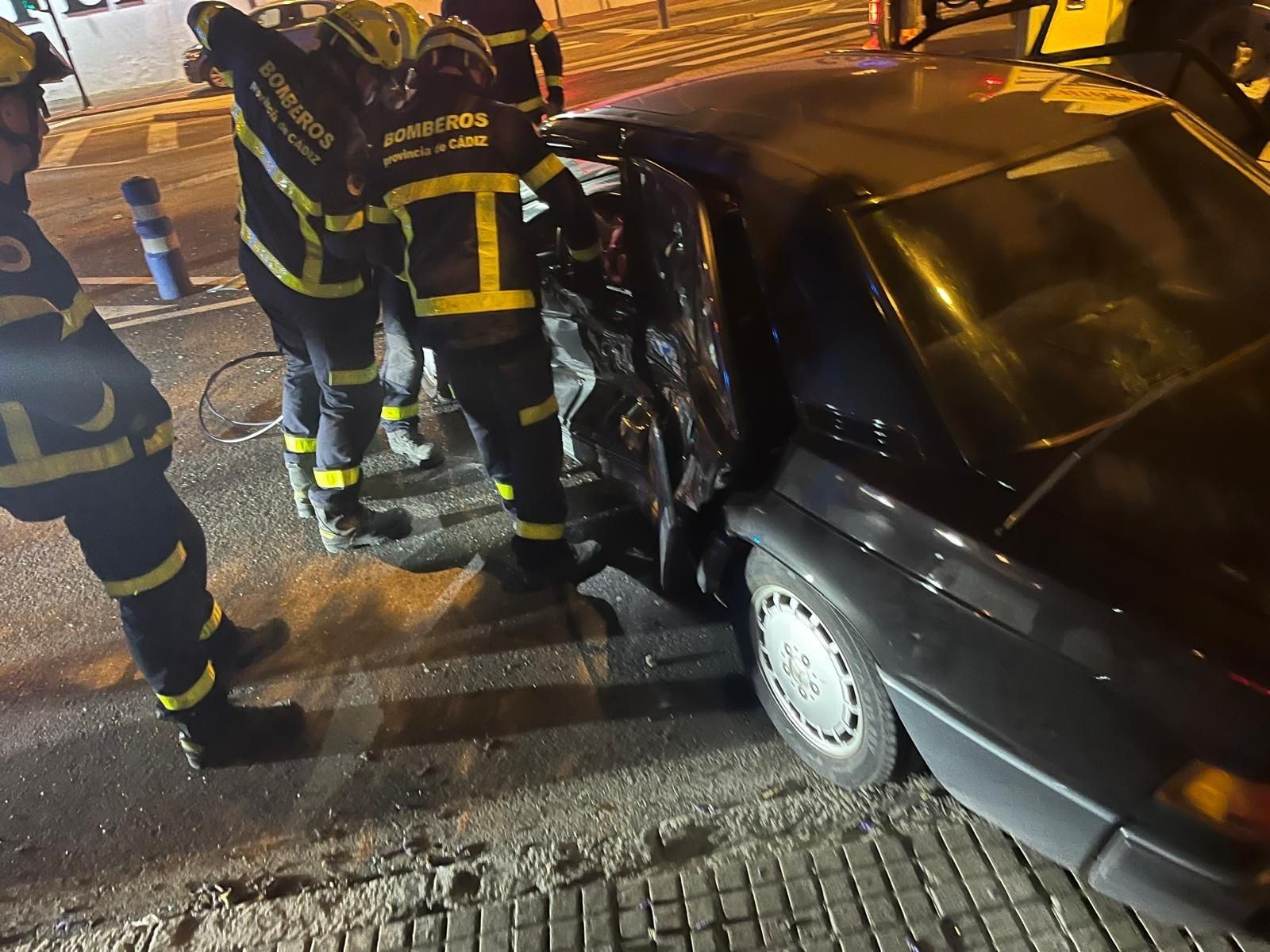 Los bomberos, durante el rescate de la persona atrapada en el interior del vehículo Los bomberos, durante el rescate de la persona atrapada en el interior del vehículo