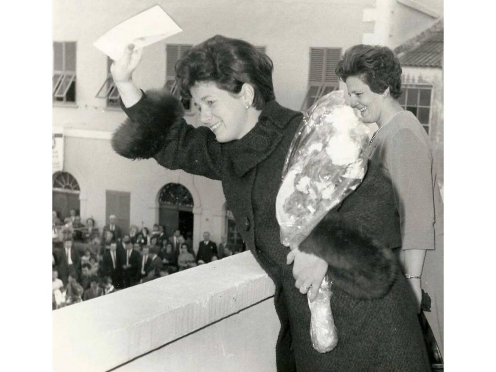 Mariola Summerfield, en segundo plano, junto a Ángela Smith, en 1966.