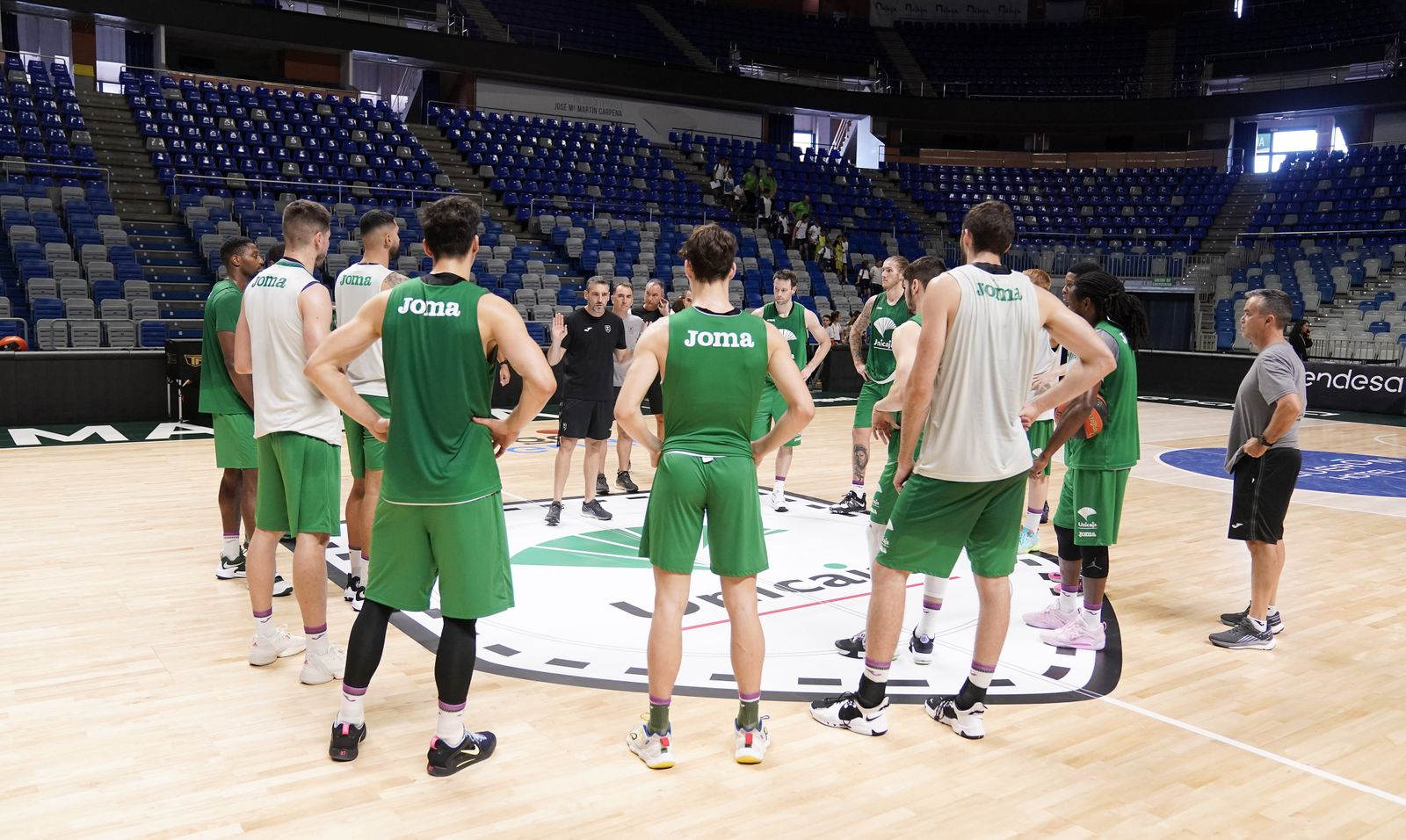 Ibon Navarro da órdenes en una sesión de esta semana.