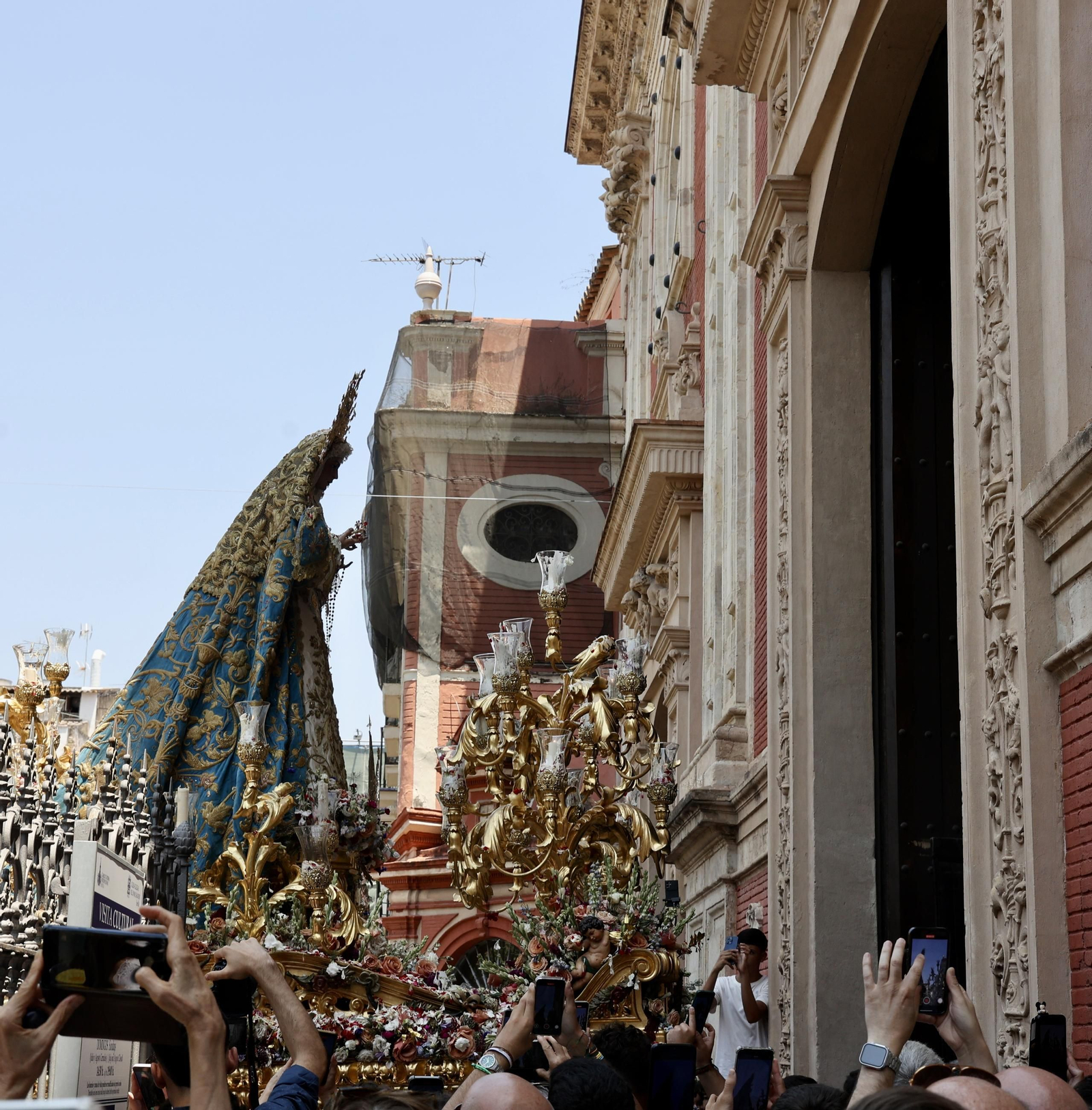 Las imágenes del traslado de la Virgen del Rocío al Salvador