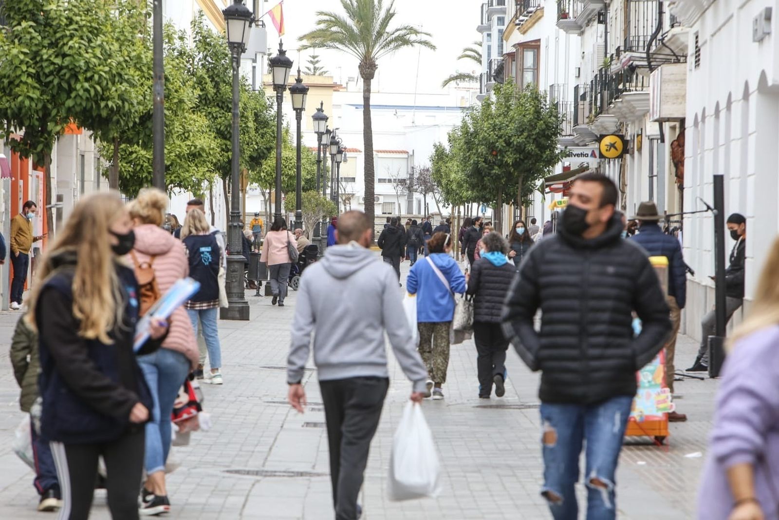 Personas caminando por la calle La Plaza de Chiclana, en una imagen de archivo.
