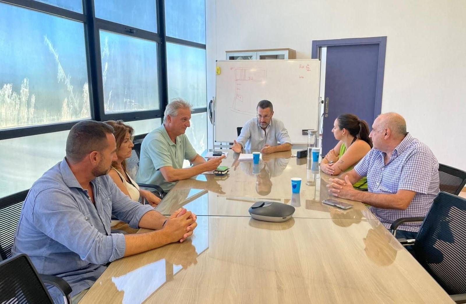 El alcalde, Juan Franco, durante la reunión con el nuevo Consejo Hermandades y sus predecesores.