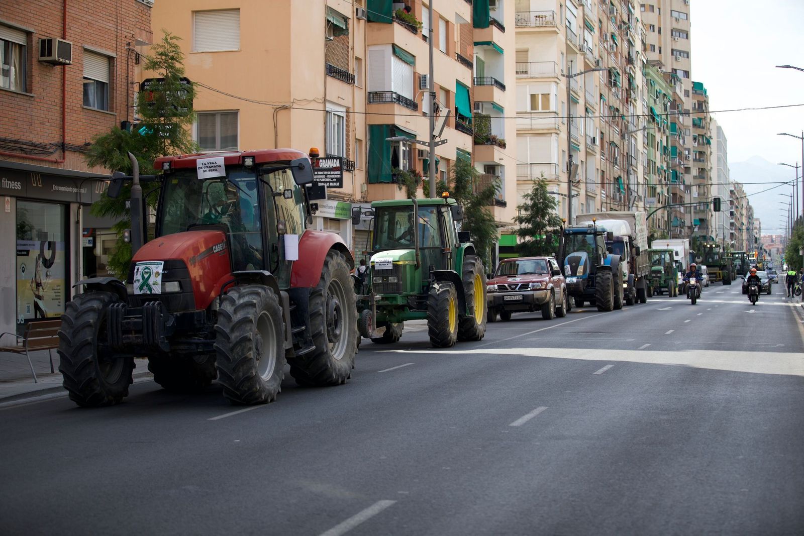 La tractorada de los regantes de la Vega de Granada, en imágenes