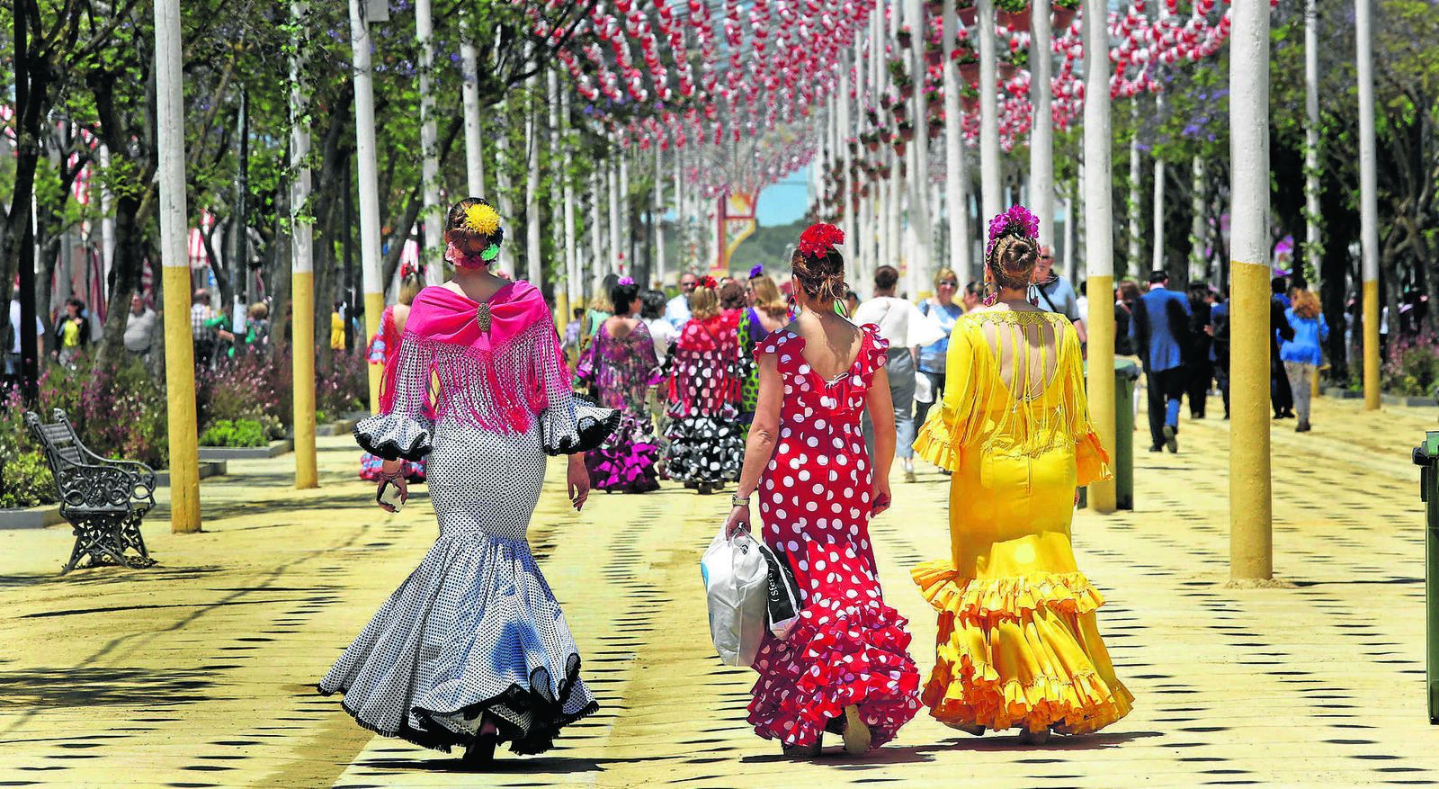 Flamencas caminando por el Real de la Feria de Sanlúcar.