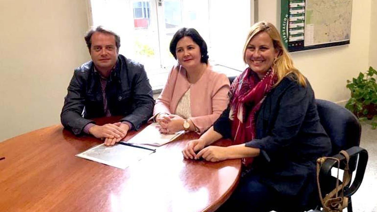 La diputada de Cohesión Territorial, Asunción Llamas, con los alcaldes de Mairena, Antonio Conde, y Palomares, Ana Isabel Jiménez Salguero.