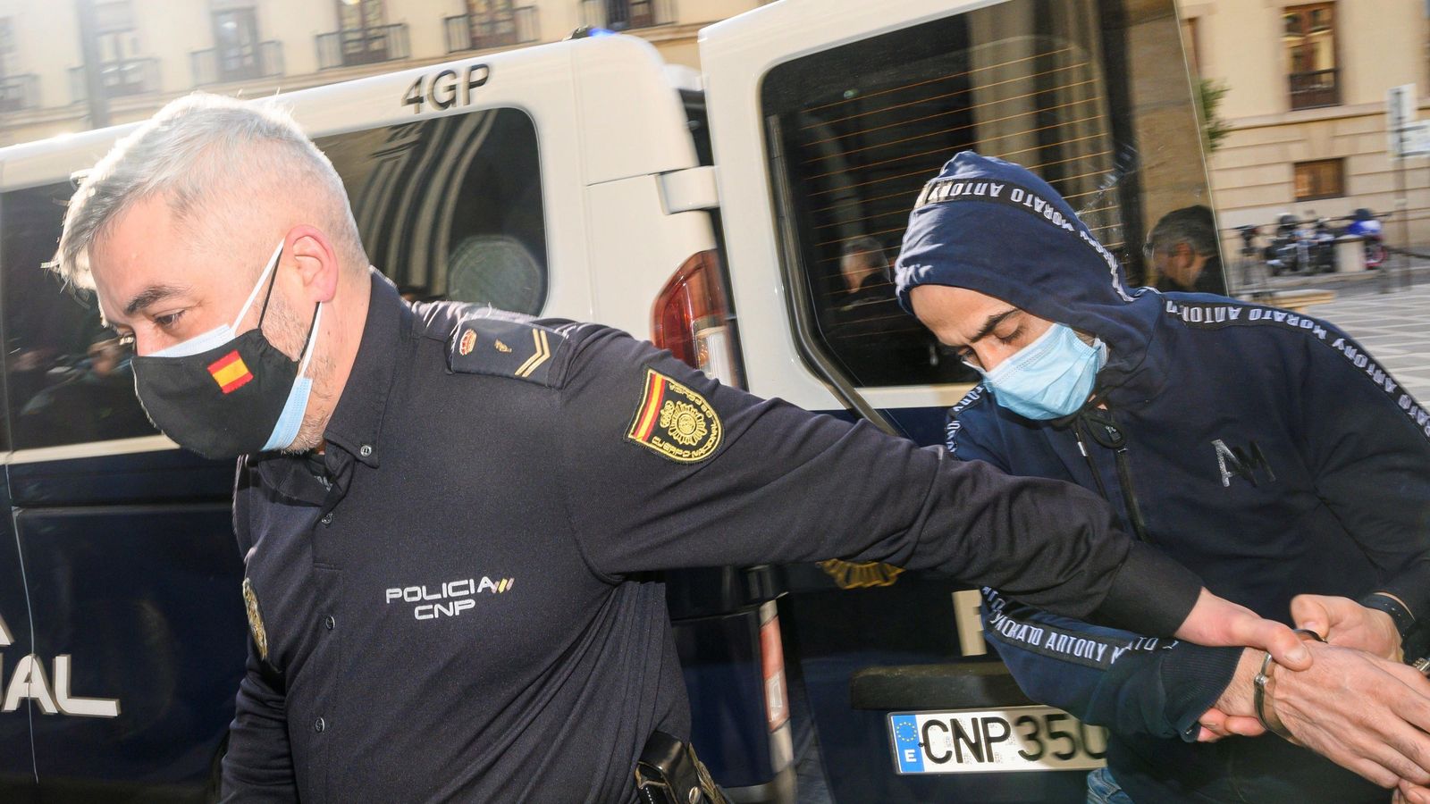 El acusado entrando a los juzgados