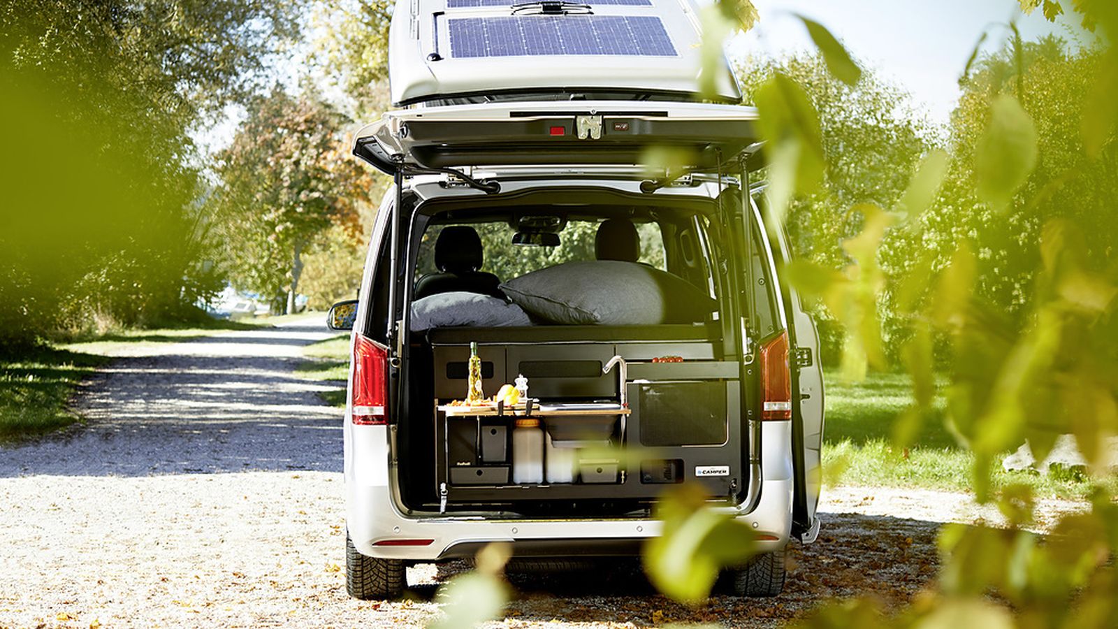 Sortimo hace la transformación de la EQV a camper y que puede incluir un módulo con la cocina situado en el maletero.