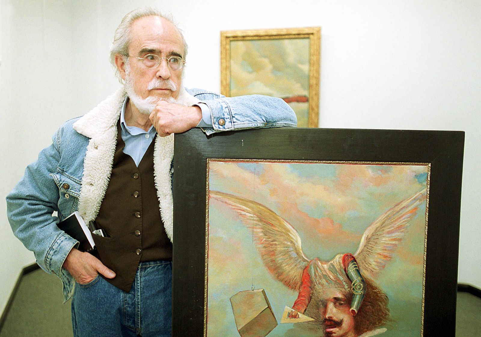 Ginés Liébana, junto a una de sus obras.