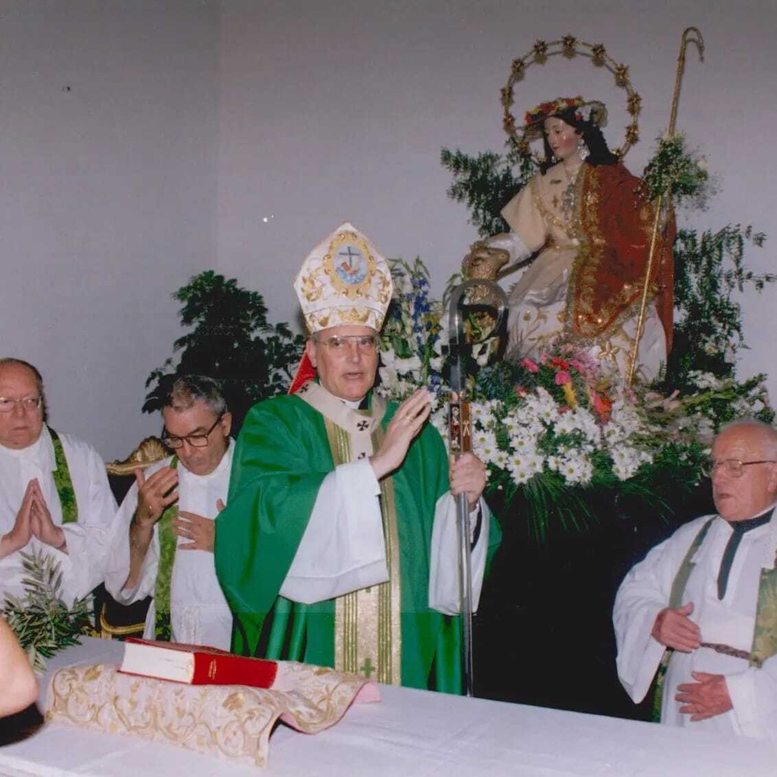 Monseñor Amigo delante de la Divina Pastora.