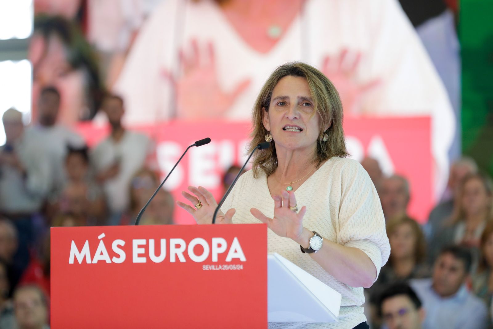 Teresa Ribera en el mitin en el que compartió escenario con Pedro Sánchez en Sevilla.
