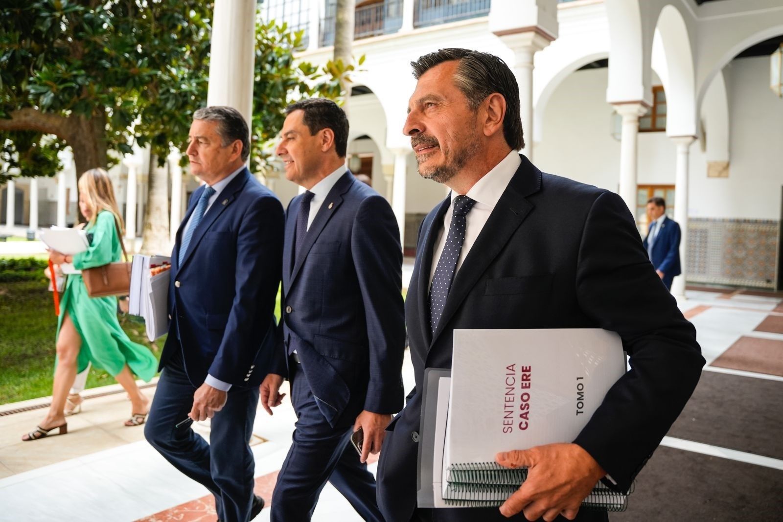 Antonio Sanz, Juanma Moreno y Toni Martín, este verano, después de conocer la primera sentencia del Constitucional sobre los ERE.